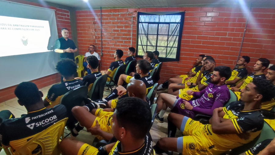 Jogadores e comissão do FC Cascavel recebem palestra sobre arbitragem