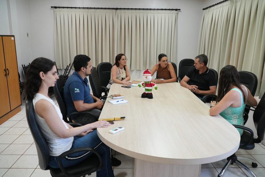 Prefeito e primeira-dama se reúnem com equipe da Assistência Social 