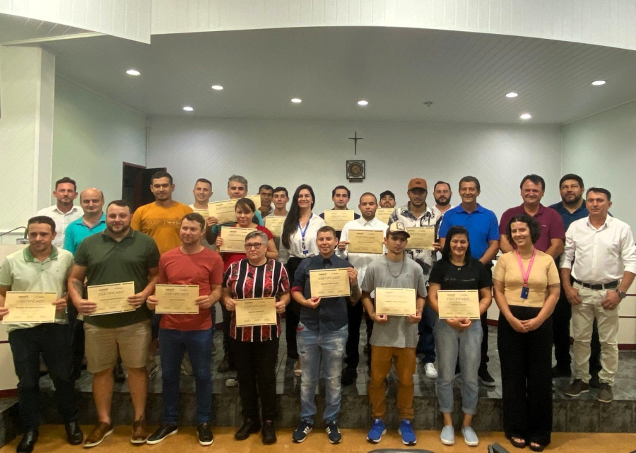 Três Barras celebra conclusão de curso de eletricista 