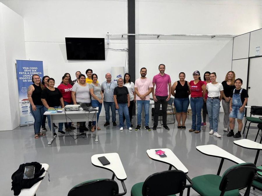 Mulheres participam de curso de encanadora no Dia Internacional da Mulher